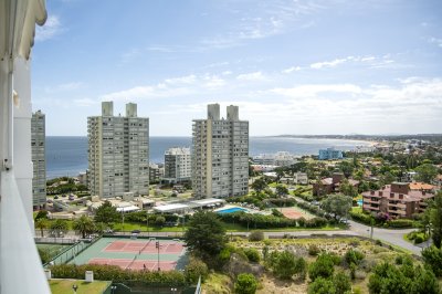 Vende apartamento de 4 dormitorios con 2 cocheras en Lincon Center, Playa Mansa, Punta del Este 