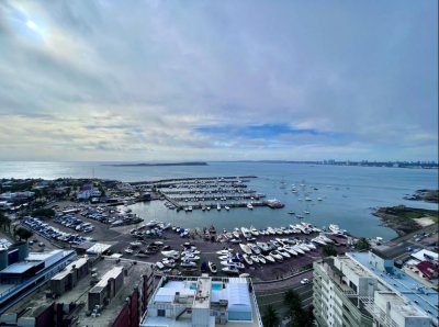 Oportunidad. Vende apartamento con hermosa vista al puerto, Peninsula, Punta del Este