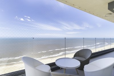 A mentros del mar, en venta apartamento de 3 dormitorios en suite con hermosas vistas, Punta del Este
