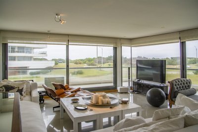 Venta Apartamento 3 dormitorios zona Playa Brava en primera línea frente al mar