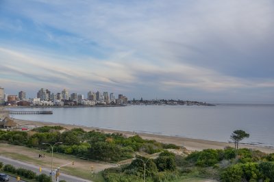 Departamento de 2 dormitorios en Playa Mansa con vista al mar 