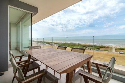 En venta Apartamento en Brava - Punta del Este con  vistas impresionantes de 3 dormitorios. 