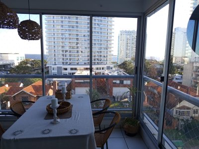 Vende apartamento en de 3 dormitorios Punta del Este a metros de la playa.