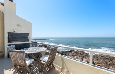 En venta apartamento de 2 dormitorios en edificio Costa Azul, Punta del Este.