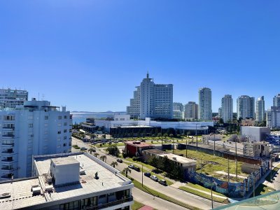 Vende apartamento en Mansa, Punta del Este de 3 dormitorios.