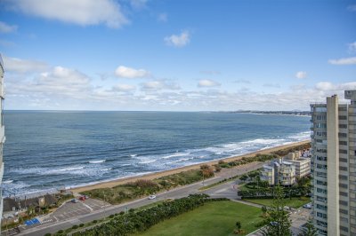 Se vende Hermoso Penthouse frente al mar de 3 dormitorios con barbacoa, Playa Mansa, Punta del Este