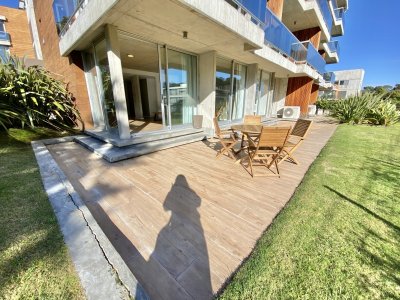 Vende impecable apartamento de 2 dormitorios en Mansa, con excelente iluminación 
