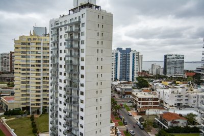 Apartamento en Venta de 3 dormitorios en parada 2 de playa brava, cerca de servicios en Punta del Este 