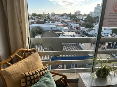 Vende impecable apartamento de 2 dormitorios, en Maldonado.