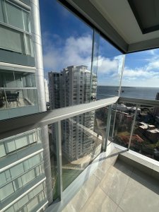 Vende apartamento con vista al mar de 2 dormitorios en Mansa, Punta del Este 