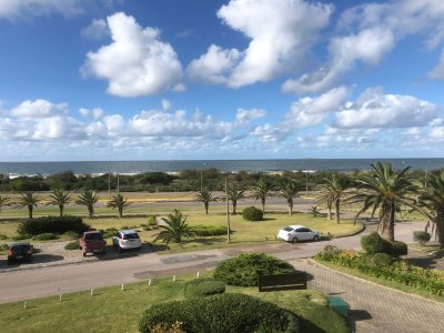 Oportunidad para comprar apartamento en primera línea con vista frontal al mar. Punta del Este.