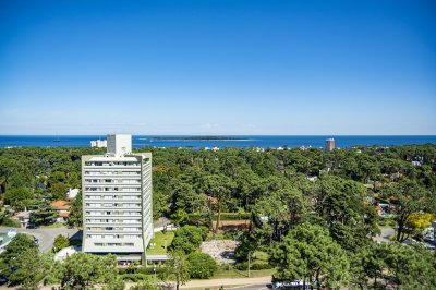 En venta apartamento de 3 dormitorios con muy buena vista a la bahía, Punta del Este.