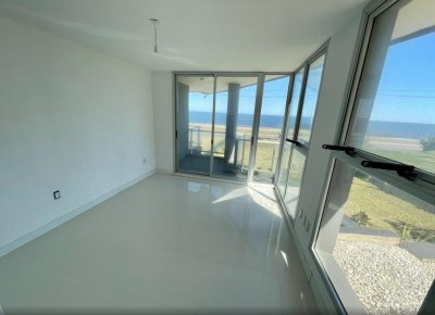 Oportunidad. vende apartamento de 2 dormitorios con vista al mar. Primera fila de playa mansa, Punta del Este 