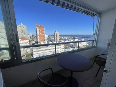 Con una ubicacion ideal y un toque de espacio al aire libre, departamento en edificio Peninsula.