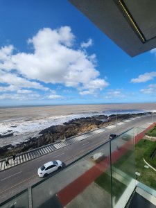 Vende apartamento de 3 dormitorios con balcon y parrillero propio 