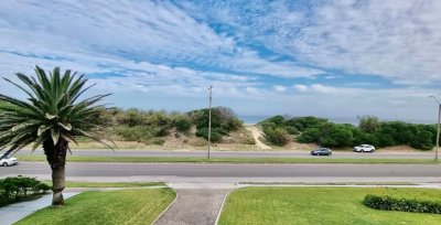 Departamento en venta en Arenas Blancas con vista al mar.