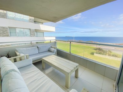 En venta comodo departamento de 3 Dormitorios en Mansa Punta del Este