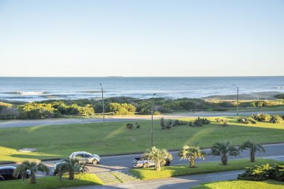 Departamento en venta frente al mar. Torre Lobos, Playa Brava, 3 dormitorios.