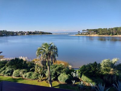 Excepcional departamento de 3 dormitorios  dependencia en venta, con las mejores vistas al mar y al atardecer.