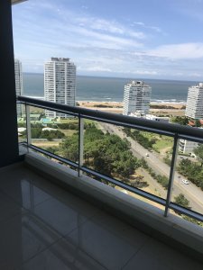 Apartamento en Torre One II. Al frente. unidad de 1 dormitorio en Punta del Este 