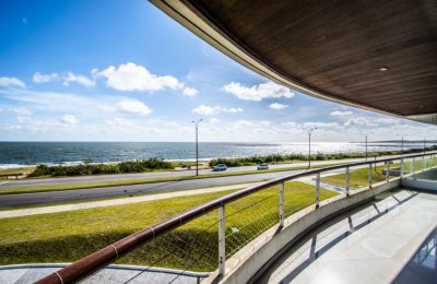 Vende apartamento de 3 dormitorios, con vista al mar desde su balcon con parrilla, en Mansa Punta del Este.