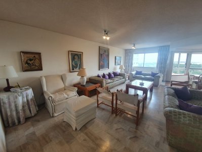 Gran departamento con dependencia de servicio! 