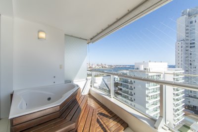 En venta departamento con balcon y 3 dormitorios en Mansa- Punta del Este