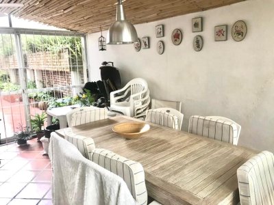 Vende apartamento en planta baja con patio de uso exclusivo, 3 dormitorios en Peninsula, Punta del Este 