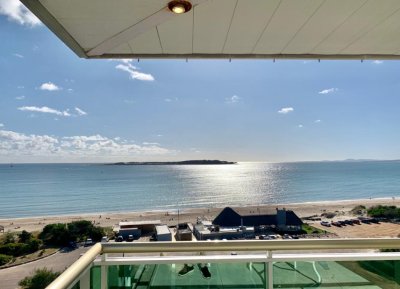 Vende apartamento de 3 dormitorios con vista al mar en Mansa, Punta del Este.
