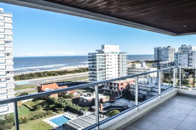 Vende apartamento de 2 dormitorios, con vista al mar en Punta del Este.