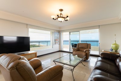 Vende departamento de 3 dormitorios en Brava Punta del Este