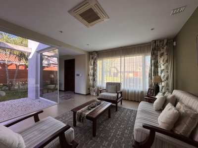 En venta chalet de 3 dormitorios con pergola, en Mansa Punta del Este