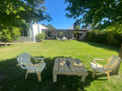 Chalet de 3 dormitorios en alquiler de temporada. Punta del Este