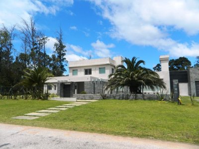 Espectacular casa con piscina y amplio jardín!!!