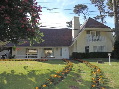 Casa en Venta de 5 dormitorios en Lugano , Punta del este 