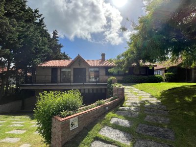 Casa en Venta de 4 dormitorios en Playa Mansa , Punta del este 