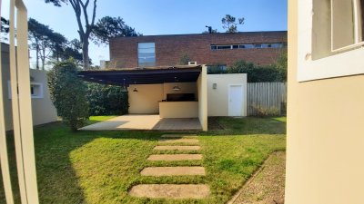 Exclusiva casa de 4 dormitorios con piscina en Punta del Este en venta