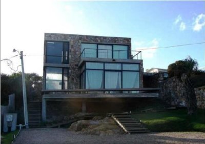 Excelente casa Ubicada en El Chorro frente al mar.