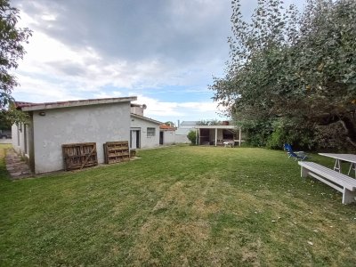 Vende Casa con 1500m2 de Terreno. Muy próxima al mar. Apto para desarrollo inmobiliario. 