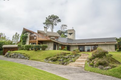 Casa de gran tamaño, en zona privilegiada