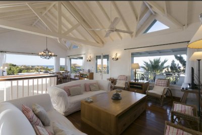 Vende casa en Punta Piedras, con piscina y parrillero.