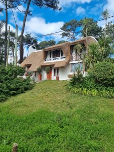 Vende casa en Pinares Punta del Este, de 4 dormitorios. 