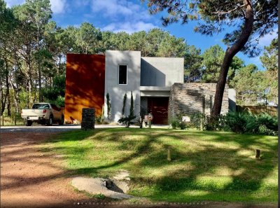 Se vende casa en Montoya, La Barra en impecable estado 