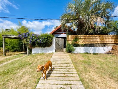 Vende Chalet de 2 dormitorios en La Barra.