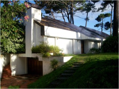 En venta casa de 4 dormitorios en San Rafael - Punta del Este con piscina y parrillero