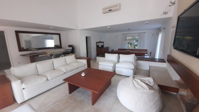 Exclusiva casa de 4 dormitorios con piscina en Punta del Este