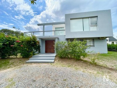 Casa en venta a pocas cuadras del mar, 4 dormitorios en zona Brava Punta del Este