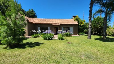 Vende casa de 2 dormitorios, con excelentes espacios en el Tesoro. 