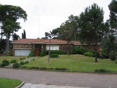 Casa en venta de 4 dormitorios en Playa Mansa.Punta del Este.