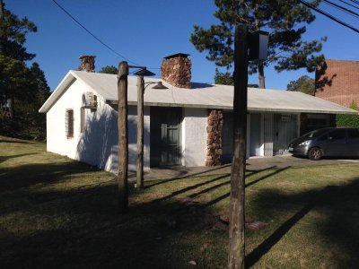 Vende casa Pinares, de 3 dormitorios mas casa de huespedes.